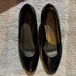 Elegant Black Women's Shoes by Life Stride, size 6. Worn once!